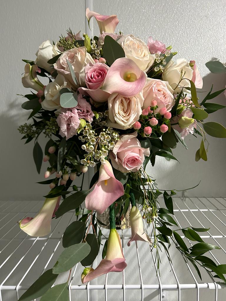 CASCADE BRIDAL BOUQUETS-GB0176